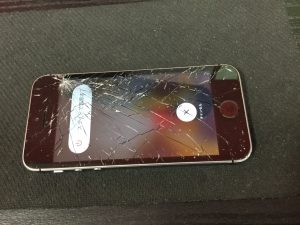 iPhone5seガラス割れ修理